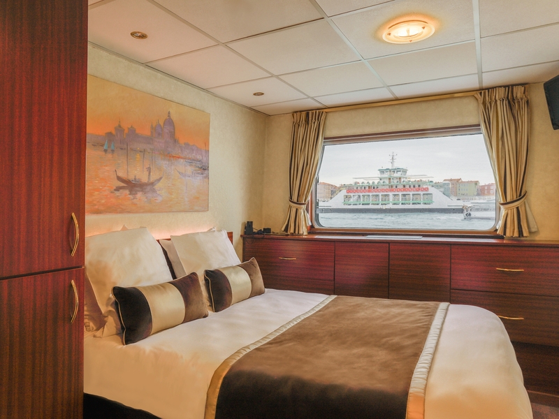 Main Deck 2 Adjustable Twin Beds CAT. A